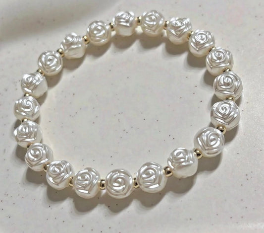 Bracelet with rose pearls and gold details