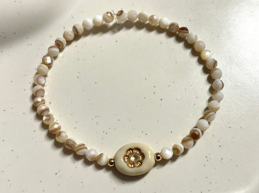 Armband aus natürlichen Muschelperlen und goldenen Details