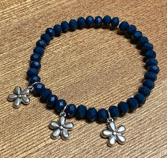 Armband mit Blumenanhängern