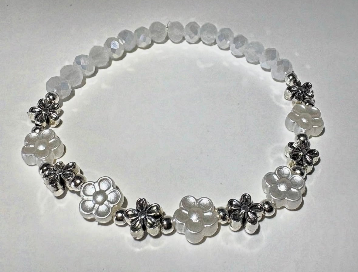 Armband mit Blumen und silbernen Details