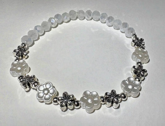 Armband mit Blumen und silbernen Details