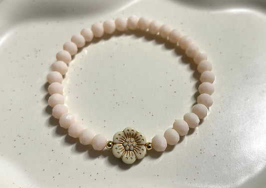 Armband mit Blume und goldenen Details