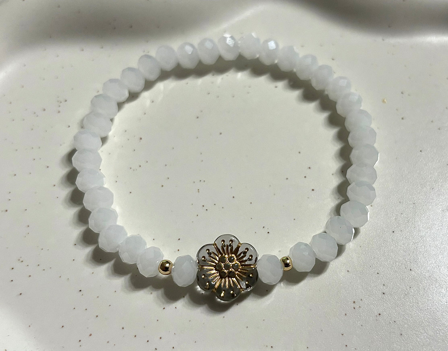 Armband weiß mit Blume mit goldenen Details