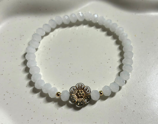 Armband weiß mit Blume mit goldenen Details