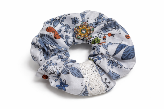 Scrunchie Handgefertigt aus 100 % Baumwolle Hellblau mit Blumenmuster