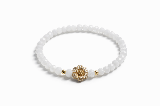Armband weiß mit Blume mit goldenen Details