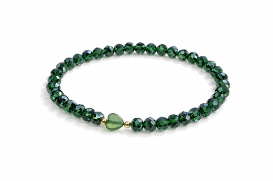 Green bracelet with heart-shaped shell pearl and gold details