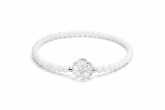 Armband weiß mit Blume und silbernen Details