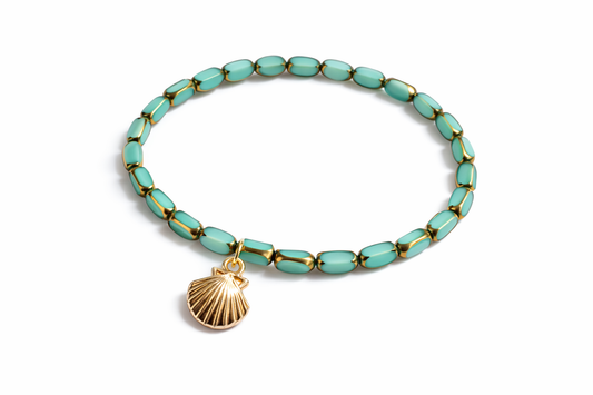 Armband mit Muschelanhänger und goldenen Details