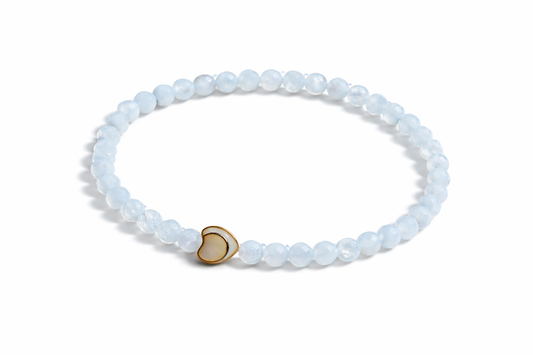 Bracelet made of natural moonstone beads with heart-shaped shell pearl