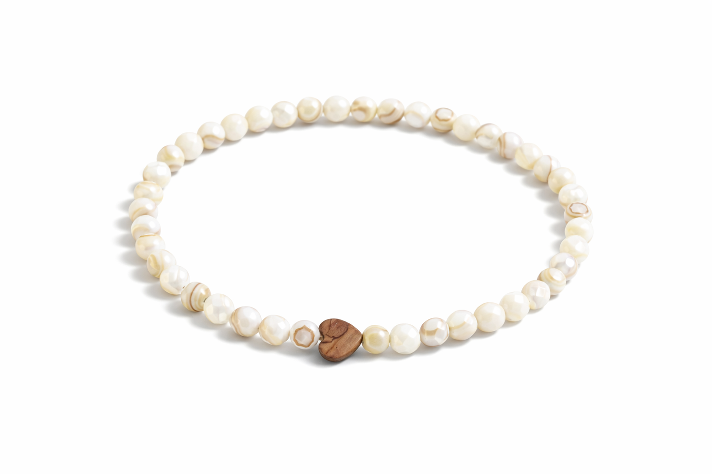 Armband aus Muschelperlen und herzförmige Muschelperle