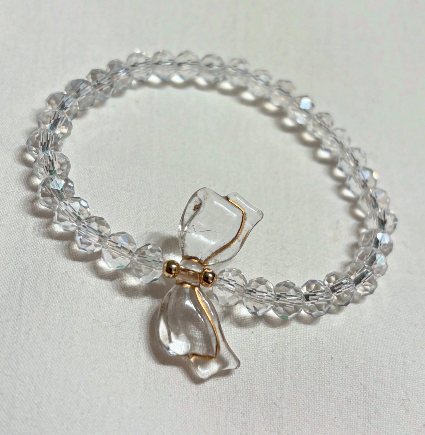 Armband mit Schleife und goldenen Details