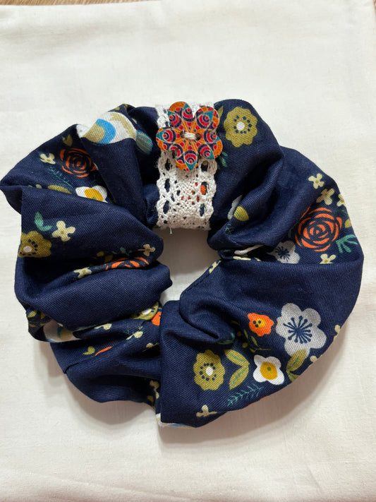 Scrunchie Handgefertigt aus 100 % Baumwolle dunkelblau und Blumen