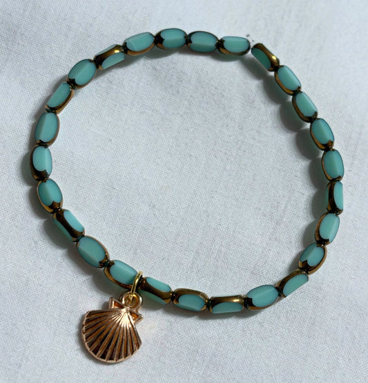 Armband mit Muschelanhänger und goldenen Details