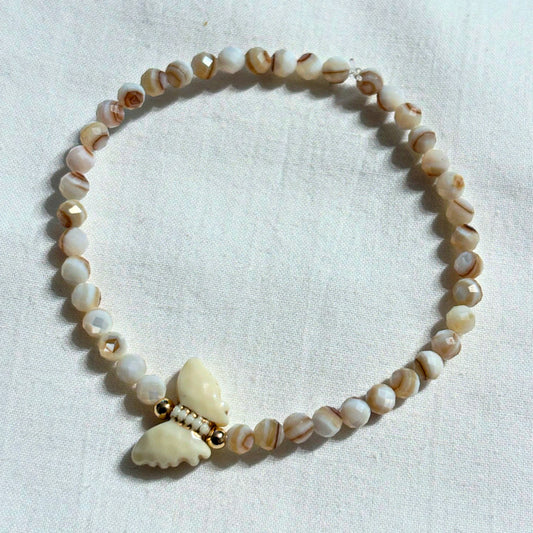 Armband aus natürlichen Muschelperlen und kleinem Schmetterling mit goldenen Details