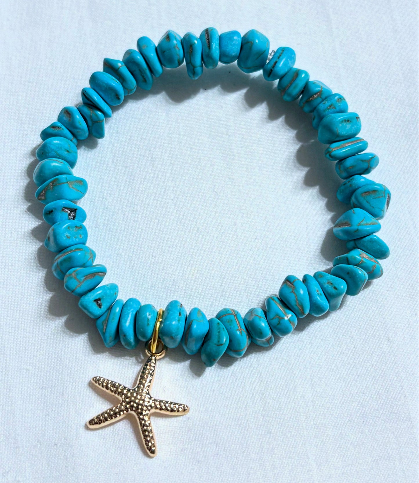Armband aus türkisfarbenen Steinperlen und goldenem Seestern-Anhänger