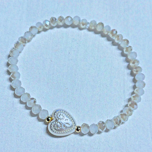 Armband mit Herzperle und goldenen Details