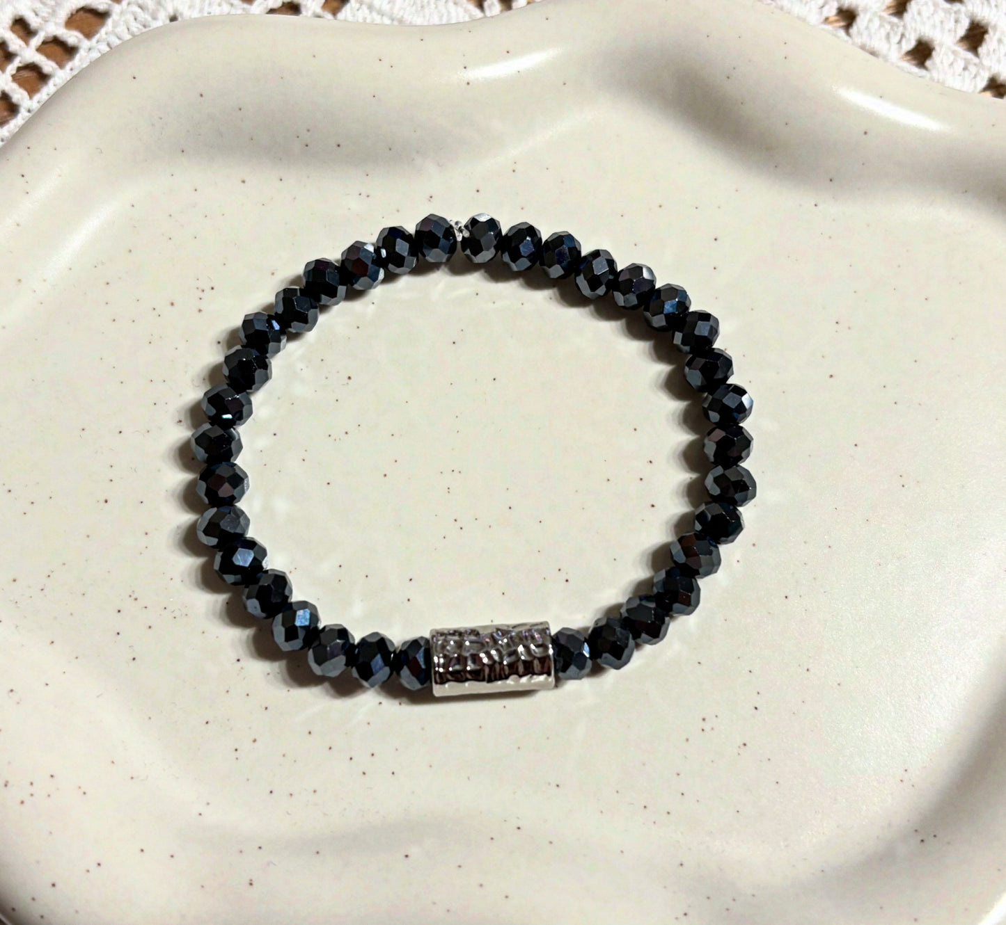 Armband aus facettierten Perlen mit silberfarbenem Highlight