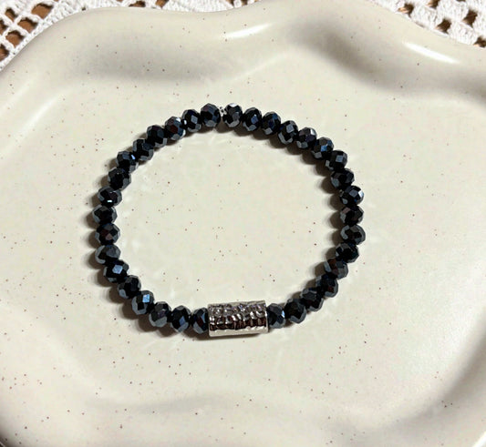 Armband aus facettierten Perlen mit silberfarbenem Highlight