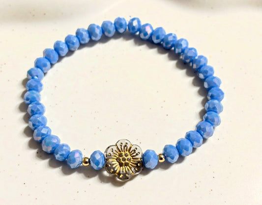 Armband blau mit Blume und goldenen Details