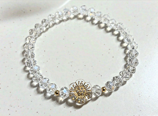 Armband Aus durchsichtigen Perlen mit Blume und goldenen Details