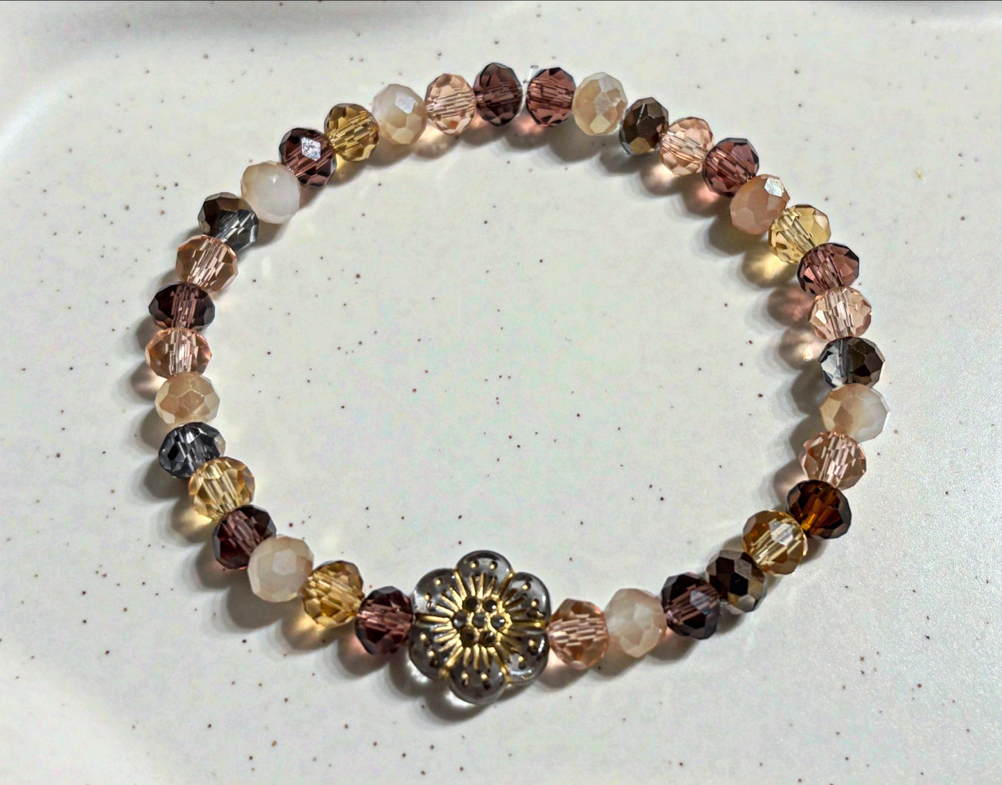 Armband aus bunten Perlen mit Blume