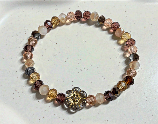 Armband aus bunten Perlen mit Blume