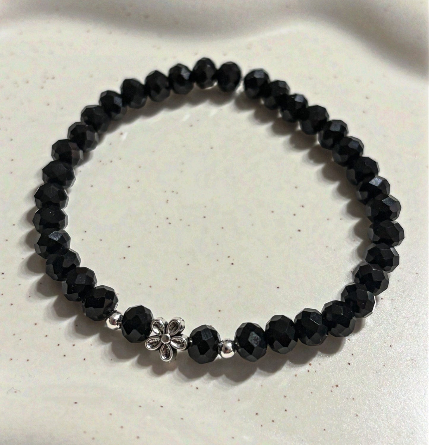 Armband schwarz mit Blümchen