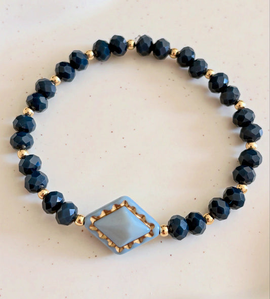 Armband dunkelblau mit goldenen Details