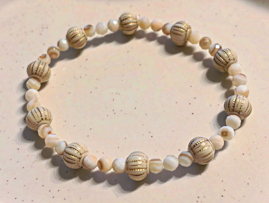 Armband aus natürlichen Muschelperlen und goldenen Details