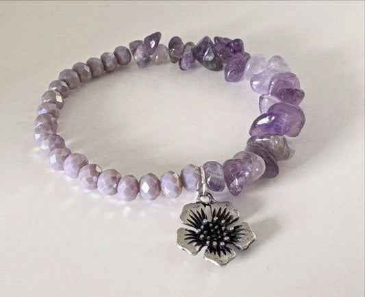Armband in Lavendeltönen mit Blumenanhänger