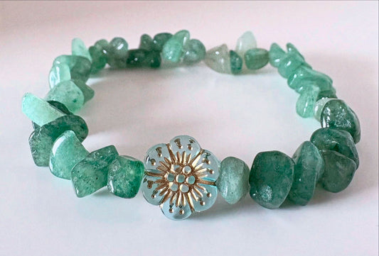 Armband in sanftem Grün mit floraler Verzierung
