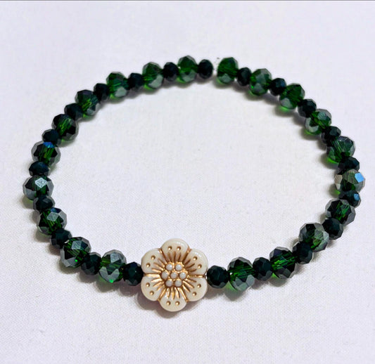 Armband in feinen Grüntönen mit floralem Detail