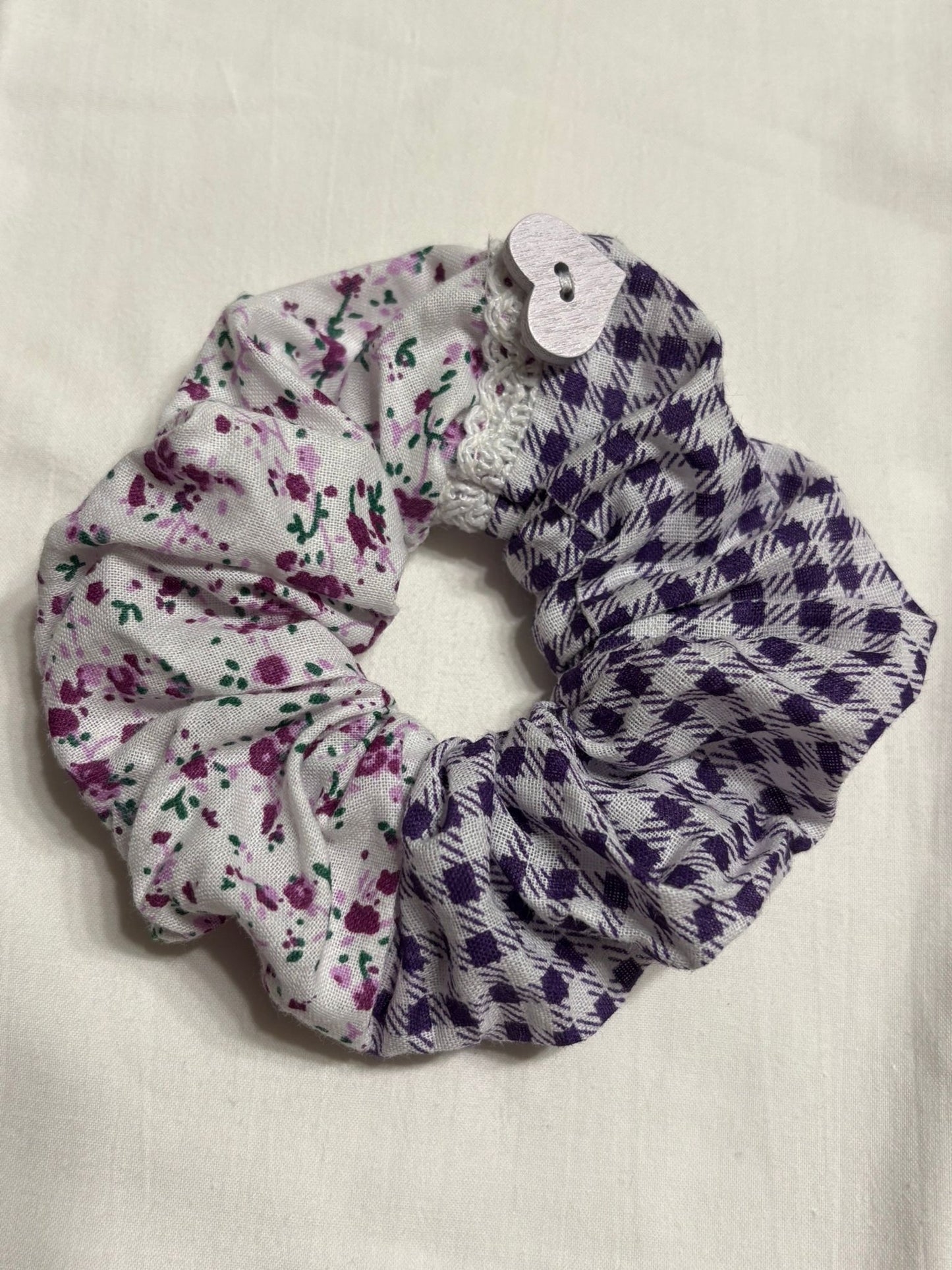 Scrunchie Handgefertigt aus 100 % Baumwolle Weiß und Lila Kariert