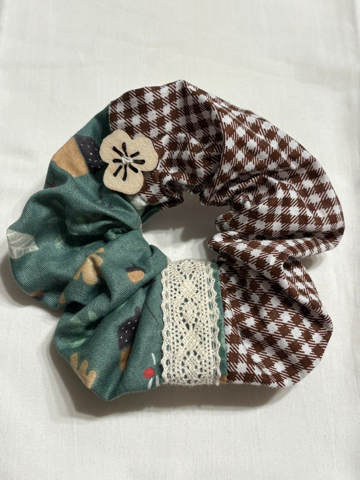 Scrunchie Handgefertigt aus 100 % Baumwolle Weiß Grün und Dunkelbraun