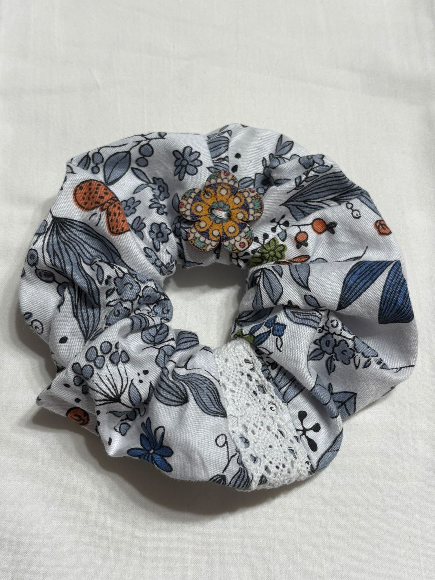 Scrunchie Handgefertigt aus 100 % Baumwolle Hellblau mit Blumenmuster