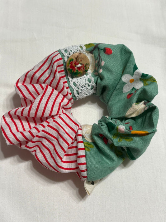 Scrunchie Handgefertigt aus 100 % Baumwolle Grün und Rot mit Blumenmuster