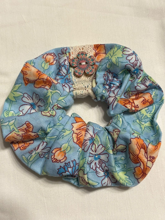 Scrunchie Handgefertigt aus 100 % Baumwolle Hellblau mit Blumenmuster