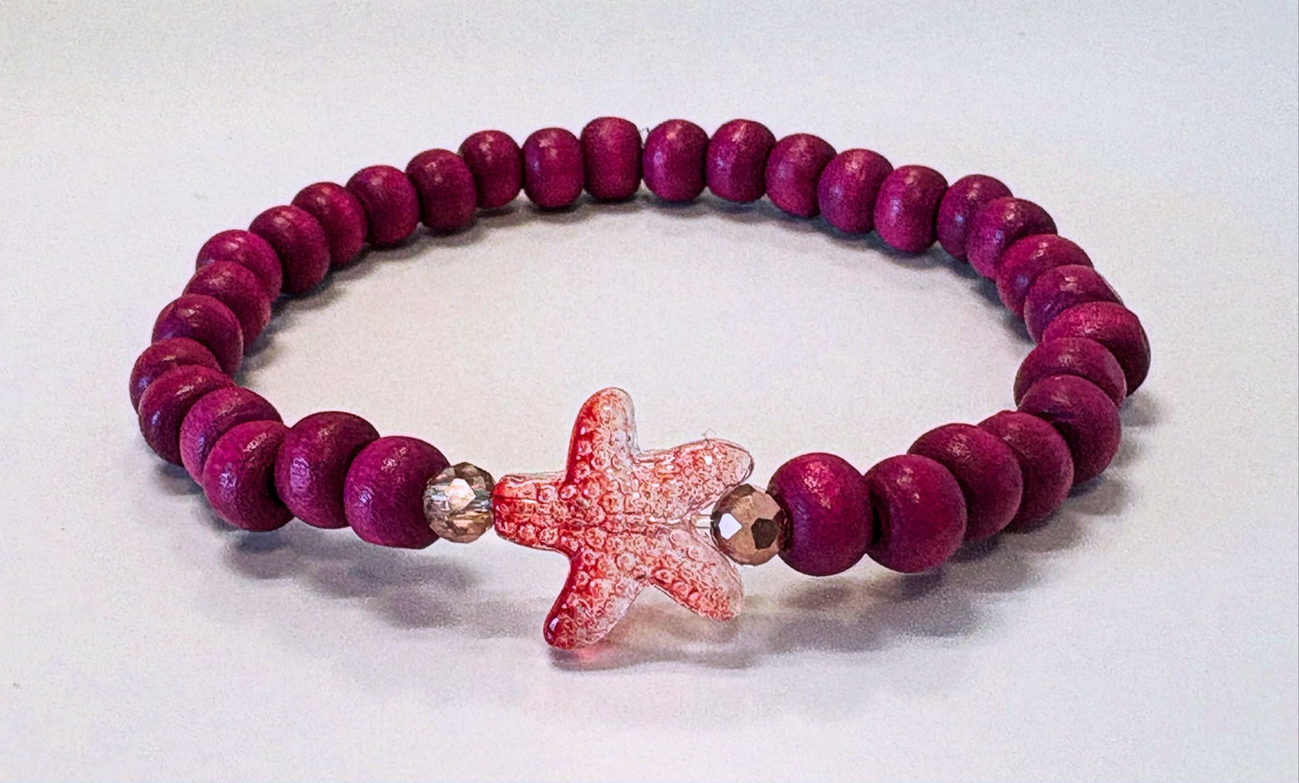 Armband in Beerenton mit Seestern-Charm