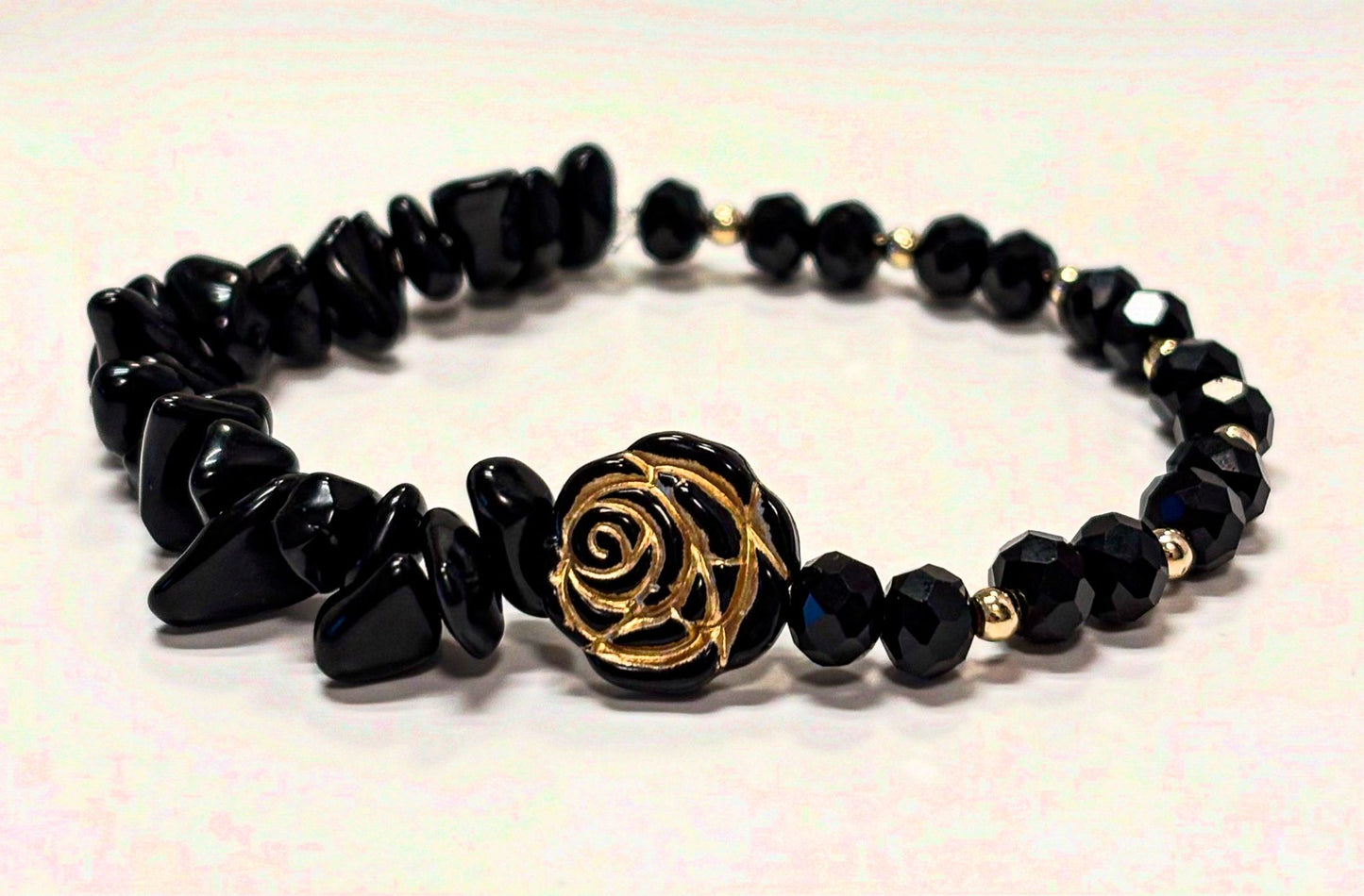 Armband Schwarz-Gold mit Rosenakzent