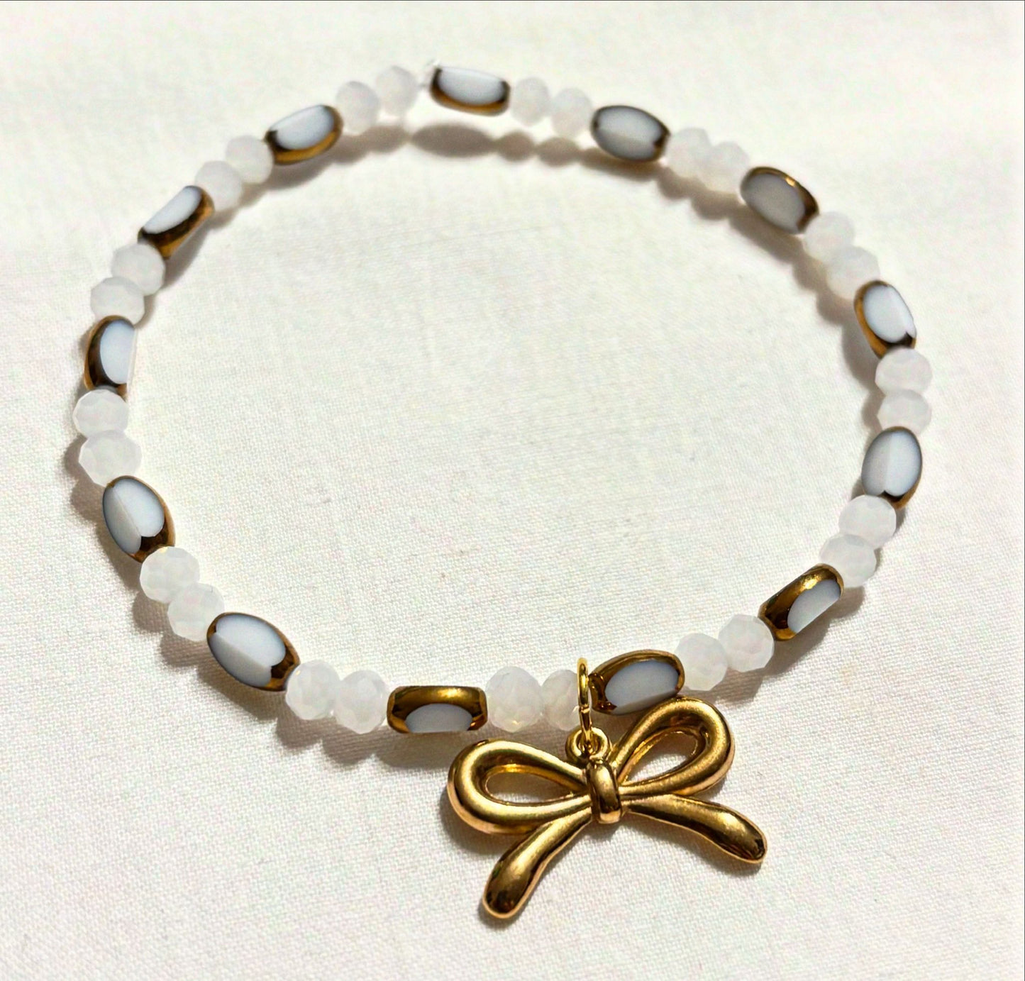 Armband Goldene Schleife & Perlenzauber