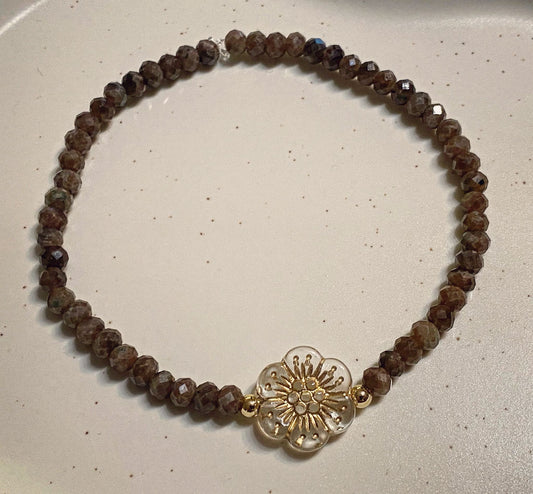 Armband Braune Perlen mit Blütenelement