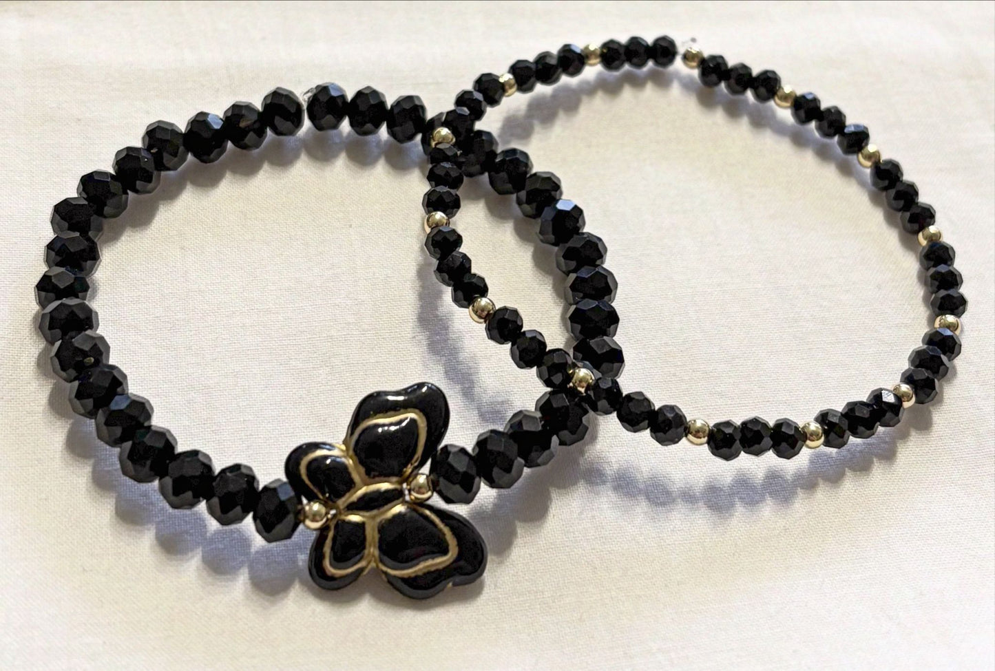 Armband Set schwarz mit goldene Details und Schmetterling