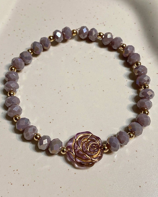 Armband fliederfarben mit Rose und goldene Details