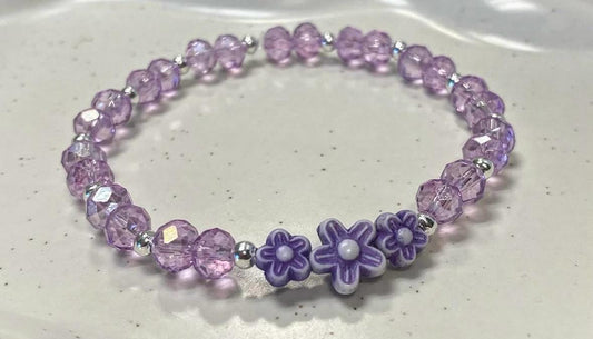 Armband in lila Tönen und Blumen
